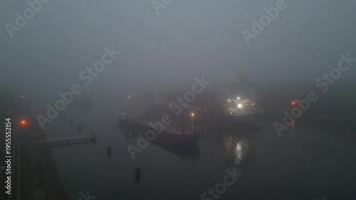 Schiffe begegnen sich bei Nebel im Nord-Ostsee-Kanal