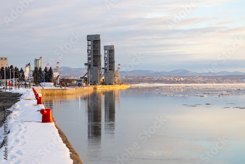Billede på lærred Hazy winter morning winter view of the old port quay with its red mooring bollards, the St