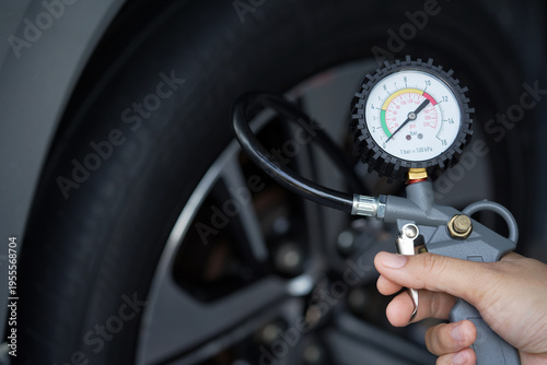 Foto Inflate your car tires to save fuel before traveling