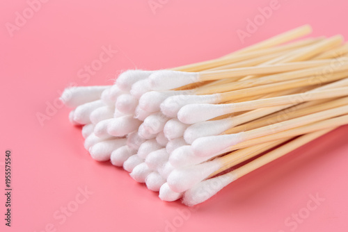 Fotografía Cotton swabs with wooden sticks for hygiene and beauty