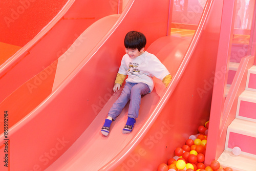 室内遊具で遊ぶ子ども