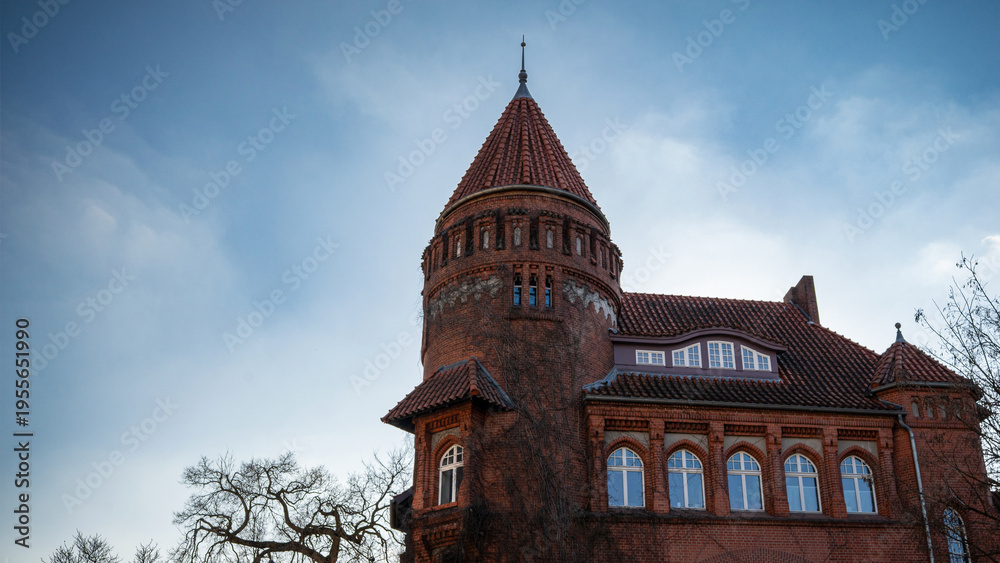 Φωτογραφία Historic Red Brick Tower Under Blue Sky