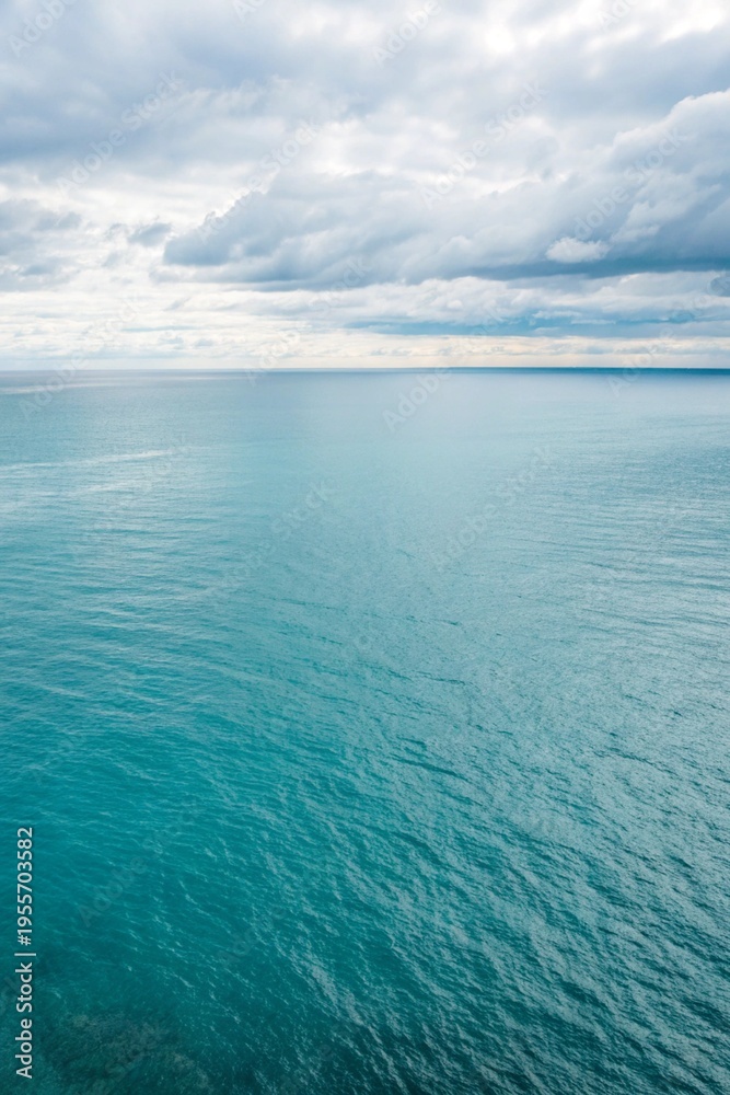 Obraz premium Top view of light blue ocean