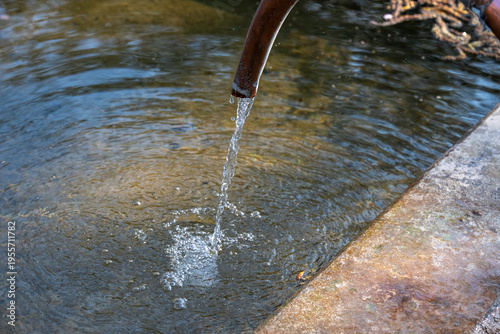 Wasser sprudelt aus einem öffentlichen Brunnen im Park