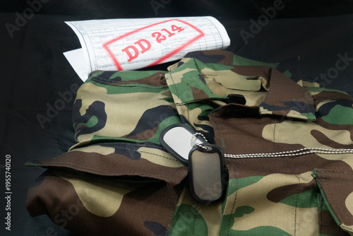 Foto Fatigue Uniform with Separation Papers Veteran Service Duty Honor and Sacrifice