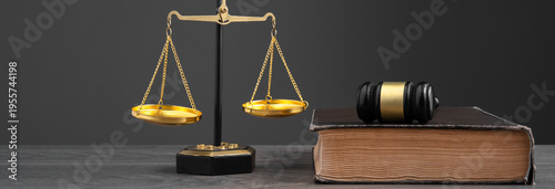 Canvastavla The Gavel and Scales: Symbols of Justice