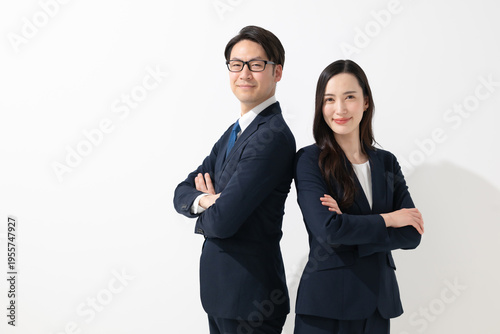 腕組みするビジネスマン