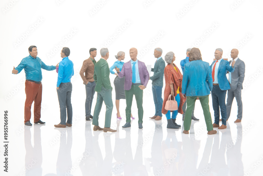 Obraz premium Miniature people gather for conversation and interaction in a bright setting with clear focus on their activities