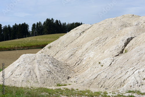 Düngung, Kalk, Branntkalkhaufen am Feldrand