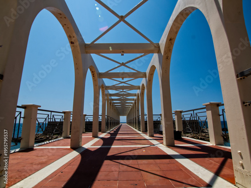 Φωτογραφία seaside bridge called the victorian walkway in civitavecchia, italy
