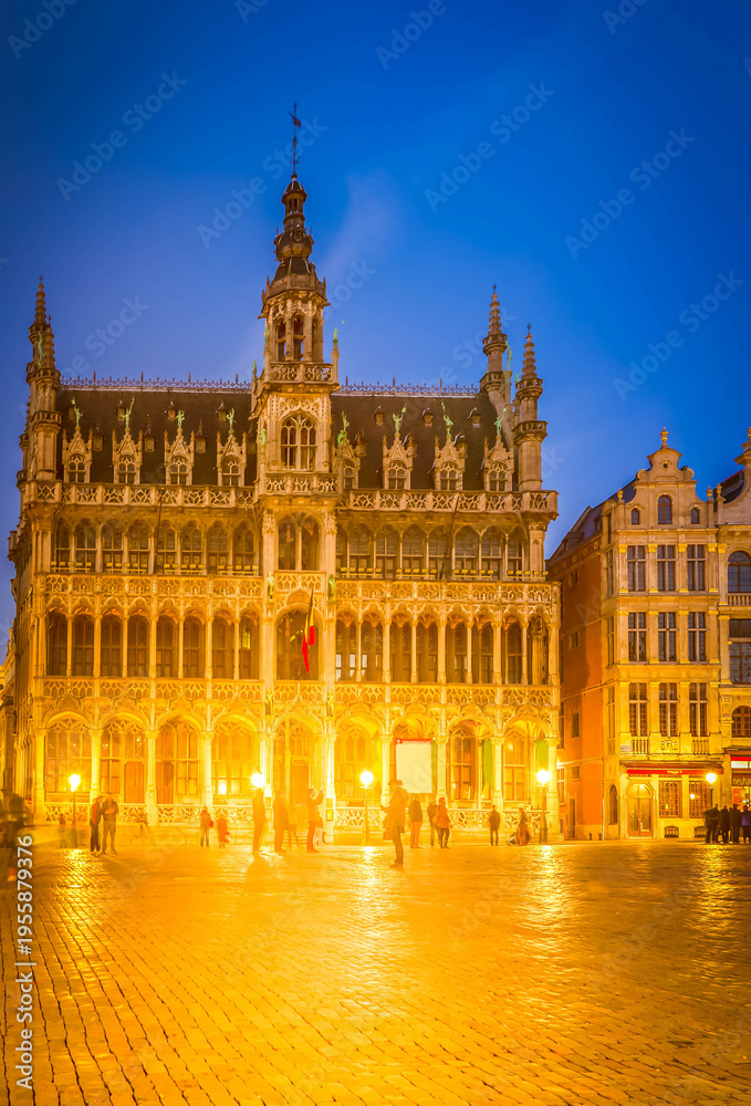 Naklejka premium illuminated Maison du Roi at night, Brussels, Belgium