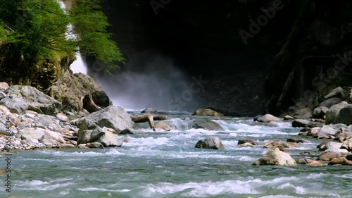 Wallpaper Mural 泡立つ渓流の流れと滝 Torontodigital.ca