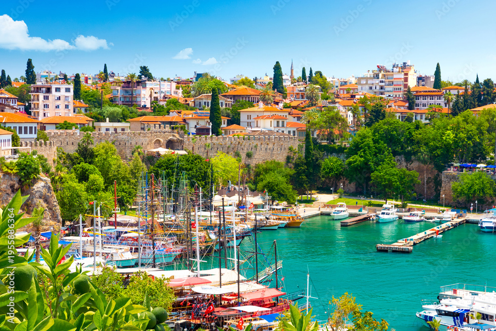 Obraz premium Panoramic view of the harbor of Alanya on a beautiful summer day. Alanya, Turkey 