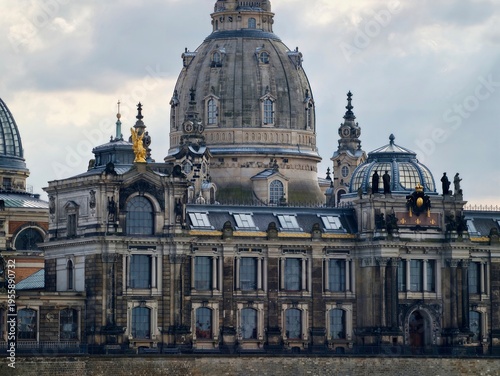 Foto Richly sculpted domes and elaborate rooflines evoke cultural stories and archite