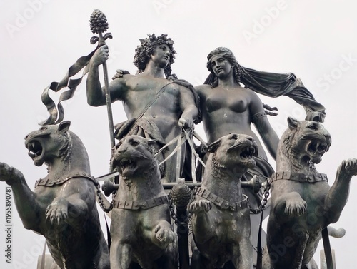 Φωτογραφία Bronze chariot with horses