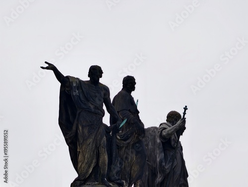 Schilderij op canvas Classical figures contrast with cloudy sky