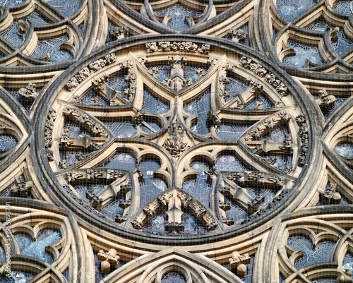 Cuadro en lienzo Detailed carved stone tracery forming historic rose window illuminated by contra