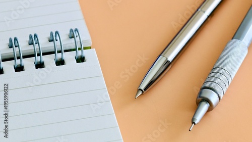 文房具　ペンとメモ帳