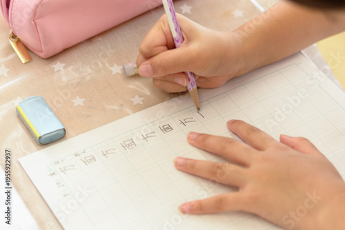 Canvastavla ノートに漢字を書く子ども 勉強する小学生の手元