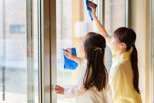 Wallpaper Mural 拭き掃除をする女の子とお母さん Torontodigital.ca