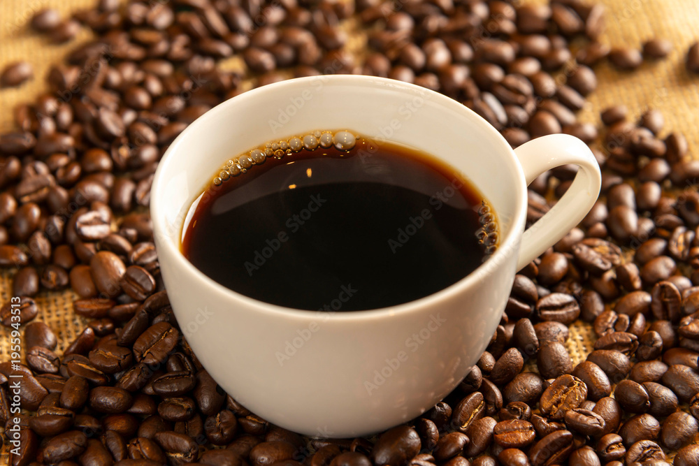 Fototapeta premium コーヒー豆と温かいホットコーヒー