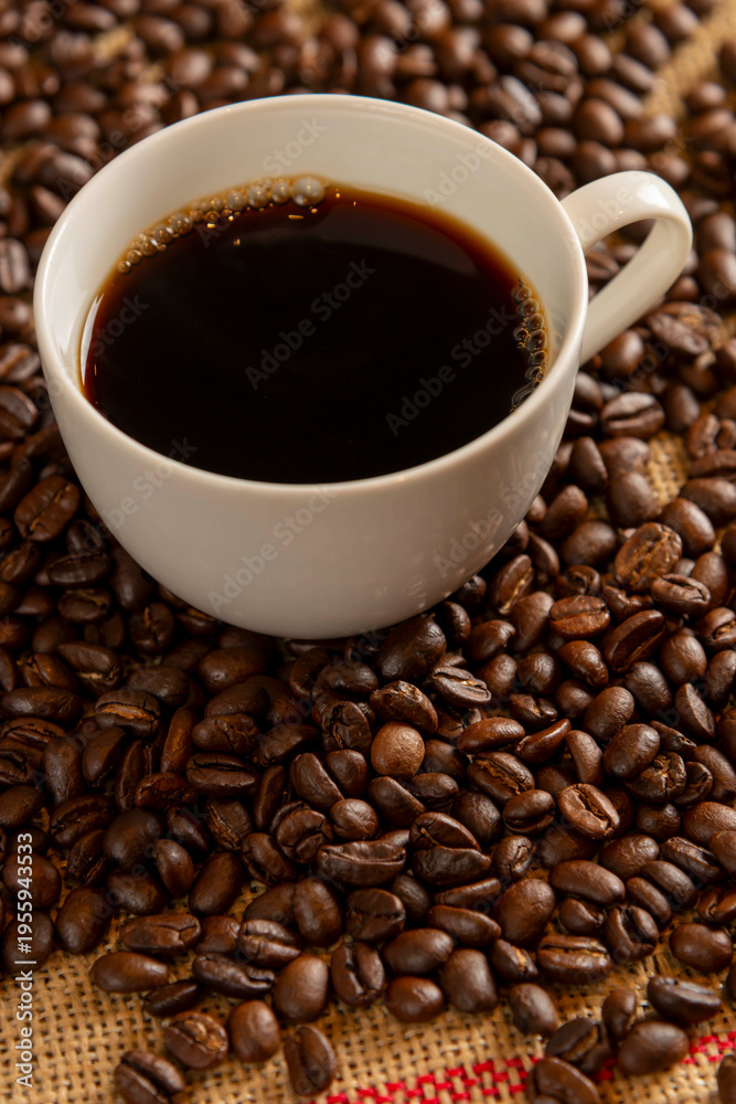 Fototapeta premium コーヒー豆と温かいホットコーヒー