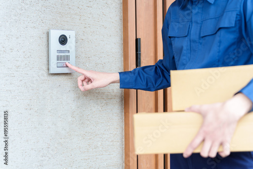 Wallpaper Mural インターホンを押す配達員の手元 Torontodigital.ca