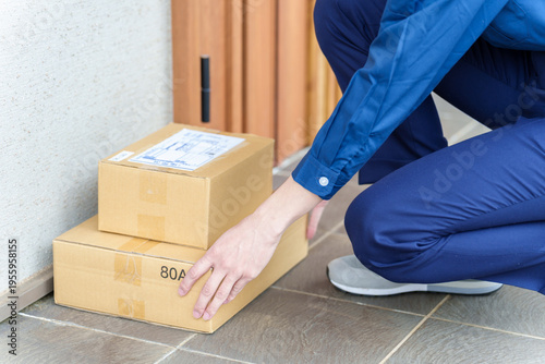 Wallpaper Mural 玄関に置き配をする配達員 Torontodigital.ca