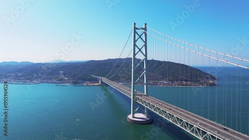 明石海峡大橋と淡路島（兵庫県）
