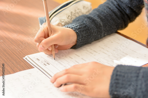 学習プリントに向き合う子ども 算数の勉強シーン
