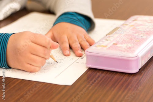 放課後の勉強時間 子どもがプリントに取り組む様子