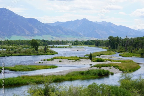 Foto Scenic peaceful scenic view of the Snake River in Idaho in summertime showing mountains, trees and green scenery along the water