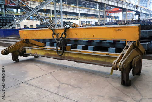 Foto Industrial Yellow Spreader Beam in Factory Workshop
