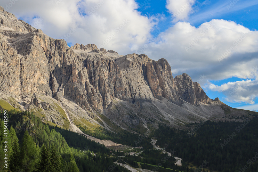 Obraz premium White clouds drifting over Dolomites cliffs