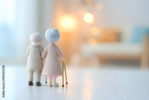 暖かな灯りに包まれて寄り添い歩く高齢者二人の穏やかな日常風景
