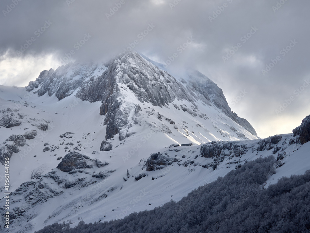 Obraz premium Gran Sasso d'Italia sotto una nevicata di primavera e delicato tramonto - Prati Di Tivo -Pietracamela