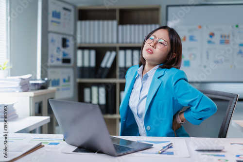 Tableau sur toile Asian business woman feeling painful backache and discomfort from office syndrom