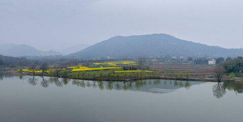 Plexiglas schilderij Reflectie Mistige koolzaadvelden langs Jiangnan meer  © Steve66