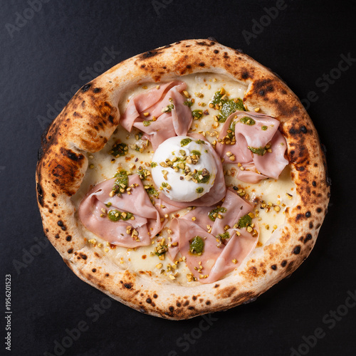 Fotografia Gourmet pizza is a white pizza topped with mortadella, burrata, and pistachios