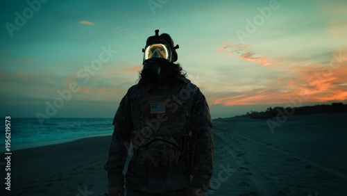 Fotografia Memorial Day on a contaminated beach an American soldier pays homage to fallen