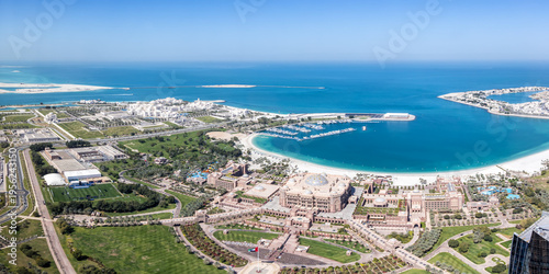 Fotografía Abu Dhabi skyline from above with UAE Presidential Palace and Emirates Palace pa