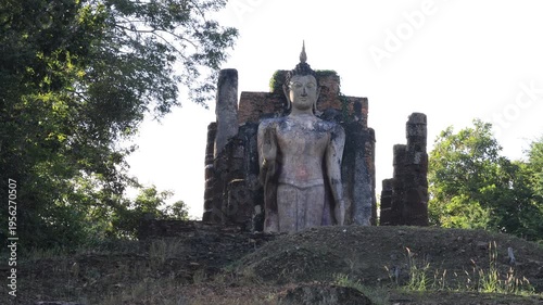 The video's natural background depicts the atmosphere of the ancient Sukhothai Historical Park, an educational site featuring ancient Buddha statues and pagodas.