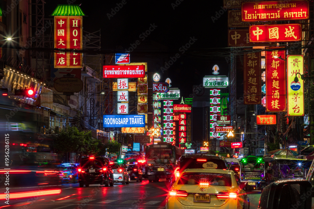 Obraz premium Stunning light trails of traffic at night in Yaowarat Road, Chinatown, Bangkok, Thailand