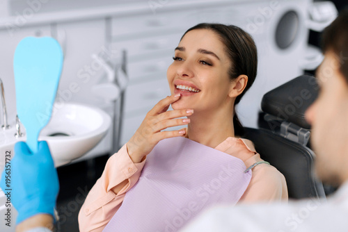 Canvastavla Satisfied female patient sitting in dentist chair smiles after dental treatment