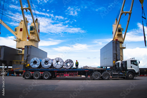 Tableau sur toile Heavy Duty Semi Truck Transporting Large Steel Coils on Highway