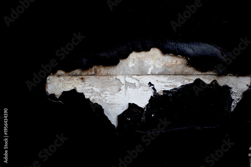 Dégat des eaux et décollement de peinture sur un mur