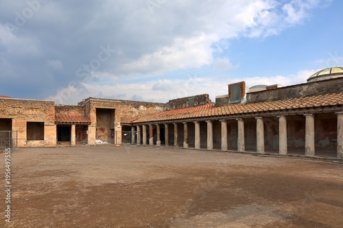 Tableau sur toile Pompeii ancient Roman city ruins, Italy historical landmark