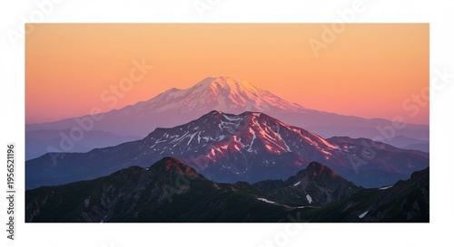 燃えるような夕焼け空が雪化粧の山々を照らし手前の峰々が赤く輝く雄大な自然のパノラマ. AI Generated