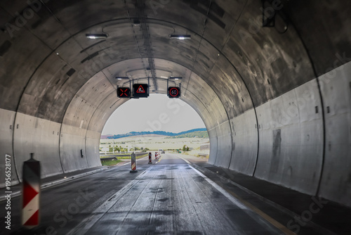 Tunnel und Autobahn, Unterquerung eines Höhenzugs.