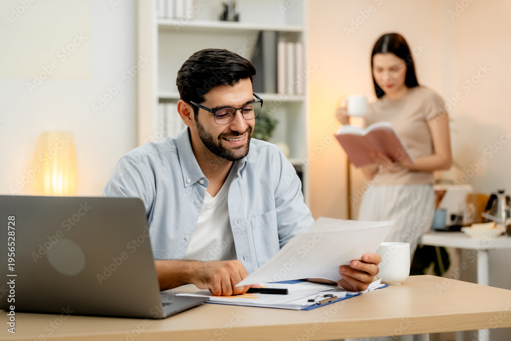 Obraz premium Concept of Online education. man use Online education training and e-learning webinar on internet for personal development and professional qualifications. Digital courses to develop new skills.